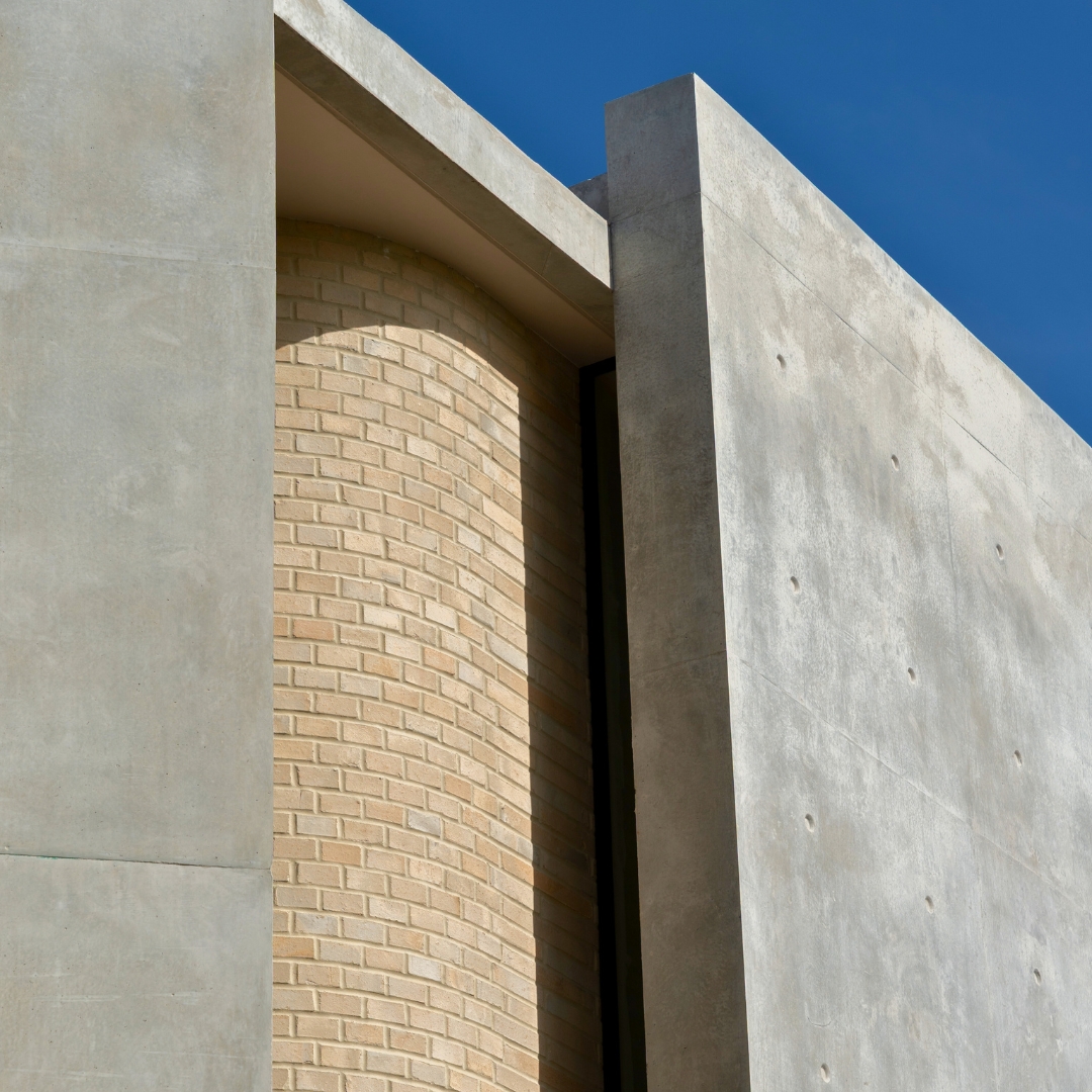Curved handmade slimline brickwork with custom radiuses at House K, Cottesloe, built with Talo Construction – brickwork by Red Rock Brickworks